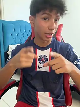 Snapshot of Leonarrrd_01 chatting on March 4, 2026, 7:10 pm Leonarrrd 01 online show from March 4, 2026, 7:10 pm