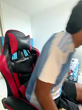 Snapshot of Leonarrrd_01 chatting on December 17, 2025, 8:14 pm Leonarrrd 01 online show from December 17, 2025, 8:14 pm