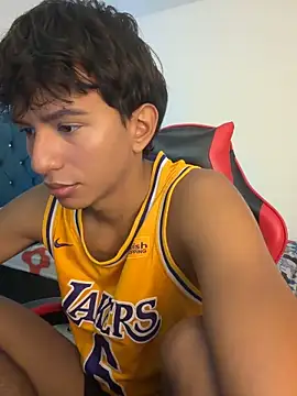 Snapshot of Leonarrrd_01 chatting on February 9, 2026, 12:08 am Leonarrrd 01 online show from February 9, 2026, 12:08 am