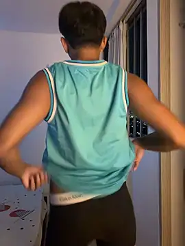 Snapshot of Leonarrrd_01 chatting on February 25, 2026, 11:37 pm Leonarrrd 01 online show from February 25, 2026, 11:37 pm