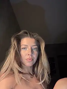 Snapshot of SonyaD_ chatting on March 4, 2025, 5:42 am SonyaD  online show from March 4, 2025, 5:42 am
