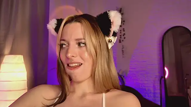 Snapshot of LoraaDoll chatting on March 18, 2025, 2:17 pm LoraaDoll online show from March 18, 2025, 2:17 pm