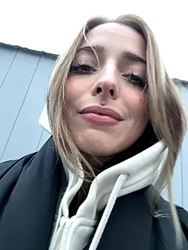 Snapshot of LoraaDoll chatting on October 27, 2025, 1:45 pm LoraaDoll online show from October 27, 2025, 1:45 pm