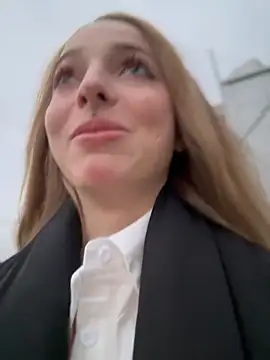 Snapshot of LoraaDoll chatting on October 6, 2025, 3:35 pm LoraaDoll online show from October 6, 2025, 3:35 pm