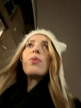 Snapshot of LoraaDoll chatting on November 21, 2025, 3:00 pm LoraaDoll online show from November 21, 2025, 3:00 pm