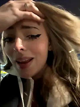 Snapshot of LoraaDoll chatting on November 2, 2025, 2:55 pm LoraaDoll online show from November 2, 2025, 2:55 pm