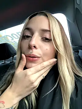 Snapshot of LoraaDoll chatting on October 20, 2025, 2:17 pm LoraaDoll online show from October 20, 2025, 2:17 pm