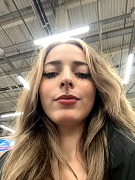 Snapshot of LoraaDoll chatting on November 5, 2025, 3:48 pm LoraaDoll online show from November 5, 2025, 3:48 pm