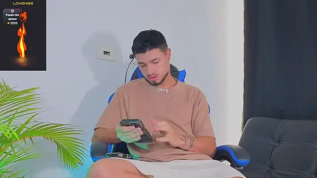 EdwardRoss  online show from October 25, 2025, 8:09 pm