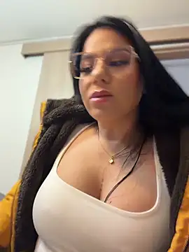 Miah gomez  online show from April 18, 2026, 1:02 pm