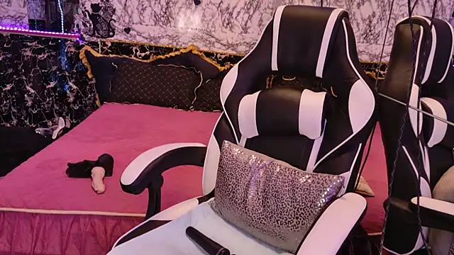 Luiza Hammer online show from March 7, 2025, 4:55 pm