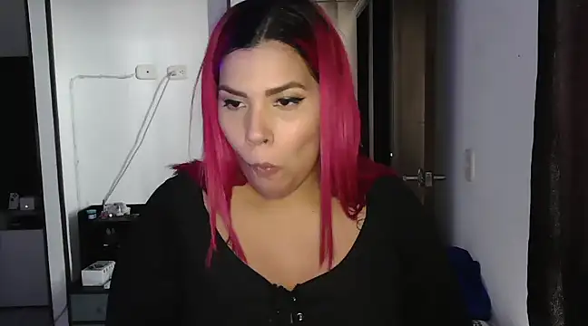 Snapshot of CarolinaRincon chatting on January 31, 2025, 8:22 pm CarolinaRincon online show from January 31, 2025, 8:22 pm