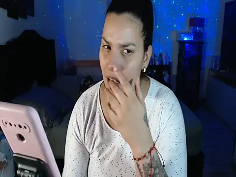 Snapshot of CarolinaRincon chatting on November 10, 2025, 11:32 pm CarolinaRincon online show from November 10, 2025, 11:32 pm