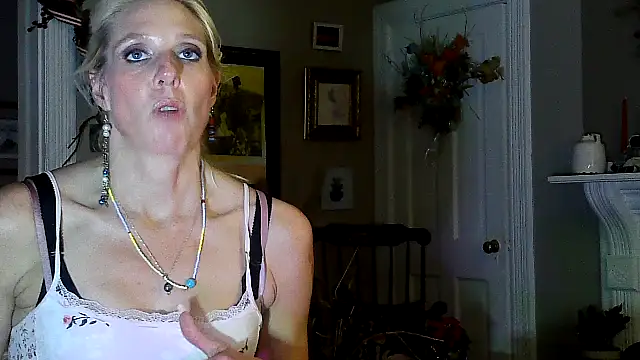 Snapshot of Glamazonx chatting on December 3, 2025, 12:44 am Glamazonx online show from December 3, 2025, 12:44 am