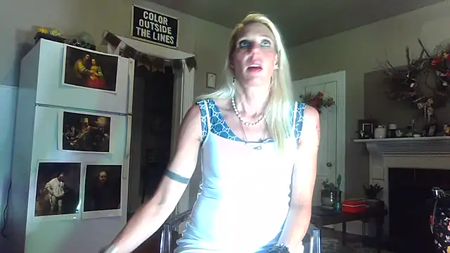 Snapshot of Glamazonx chatting on November 10, 2025, 1:32 am Glamazonx online show from November 10, 2025, 1:32 am