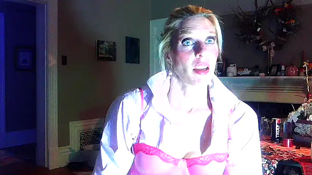 Snapshot of Glamazonx chatting on October 28, 2025, 3:51 am Glamazonx online show from October 28, 2025, 3:51 am