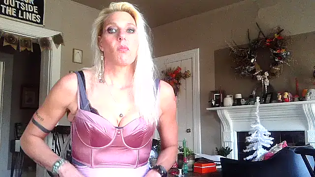 Snapshot of Glamazonx chatting on November 14, 2025, 3:59 pm Glamazonx online show from November 14, 2025, 3:59 pm