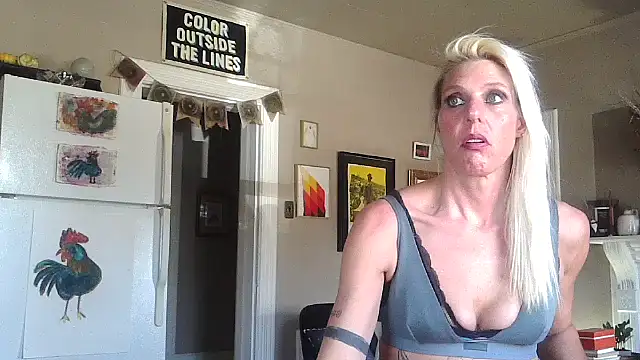 Snapshot of Glamazonx chatting on November 15, 2025, 5:28 pm Glamazonx online show from November 15, 2025, 5:28 pm