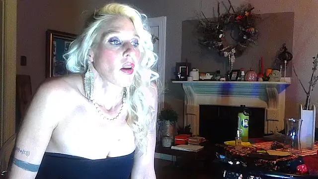 Snapshot of Glamazonx chatting on October 31, 2025, 2:30 am Glamazonx online show from October 31, 2025, 2:30 am