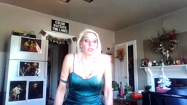 Snapshot of Glamazonx chatting on November 12, 2025, 10:24 pm Glamazonx online show from November 12, 2025, 10:24 pm