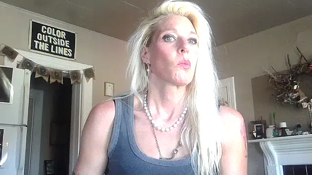 Snapshot of Glamazonx chatting on November 5, 2025, 8:12 pm Glamazonx online show from November 5, 2025, 8:12 pm