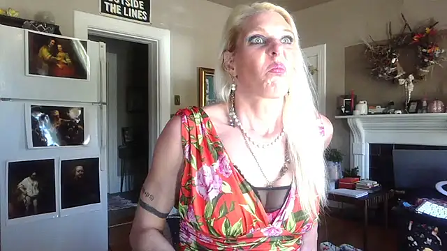 Snapshot of Glamazonx chatting on October 31, 2025, 7:43 pm Glamazonx online show from October 31, 2025, 7:43 pm