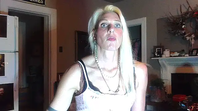 Snapshot of Glamazonx chatting on November 2, 2025, 5:01 am Glamazonx online show from November 2, 2025, 5:01 am