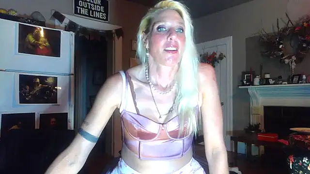 Snapshot of Glamazonx chatting on November 5, 2025, 3:42 am Glamazonx online show from November 5, 2025, 3:42 am