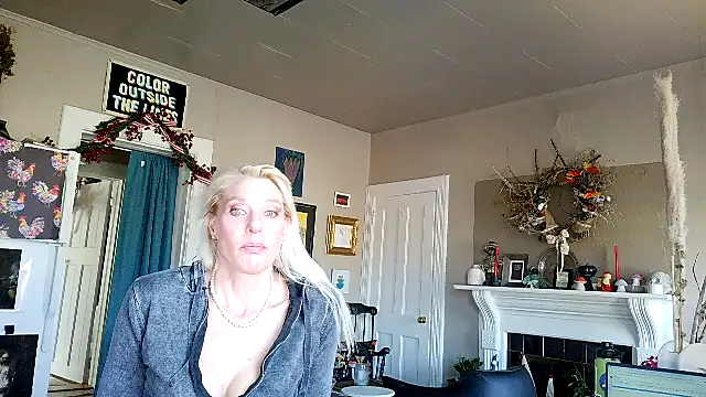 Snapshot of Glamazonx chatting on December 15, 2025, 4:24 pm Glamazonx online show from December 15, 2025, 4:24 pm