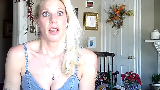 Snapshot of Glamazonx chatting on December 4, 2025, 9:14 pm Glamazonx online show from December 4, 2025, 9:14 pm