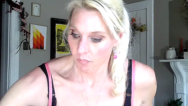 Snapshot of Glamazonx chatting on November 30, 2025, 9:15 pm Glamazonx online show from November 30, 2025, 9:15 pm