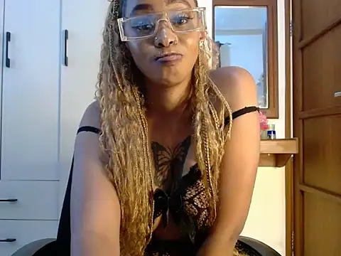 queencydoll online show from June 3, 2026, 2:33 pm