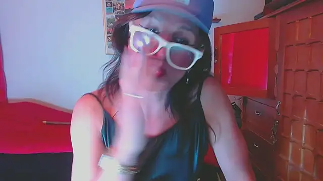 LorenJade online show from November 7, 2025, 8:08 am