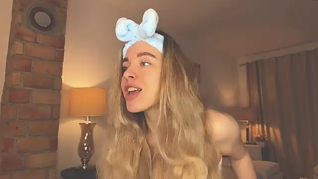 Snapshot of hotexclusive_ chatting on December 7, 2024, 5:21 am hotexclusive online show from December 7, 2024, 5:21 am