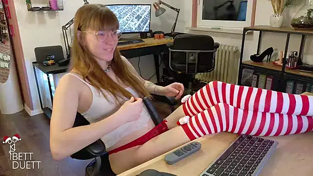 Snapshot of BettDuett chatting on December 1, 2025, 3:57 pm BettDuett online show from December 1, 2025, 3:57 pm