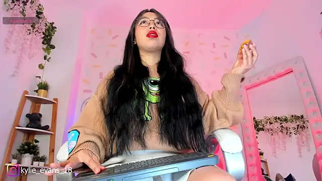 evelyn evans 1 online show from March 11, 2025, 2:42 am