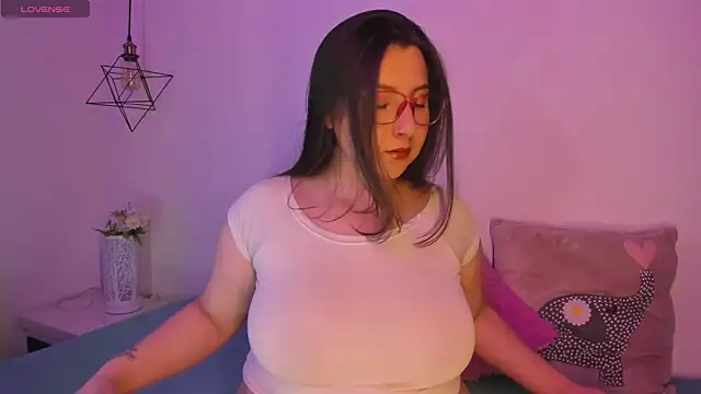 Snapshot of Roxxanne_Bail chatting on January 10, 2025, 3:07 am Roxxanne Bail online show from January 10, 2025, 3:07 am