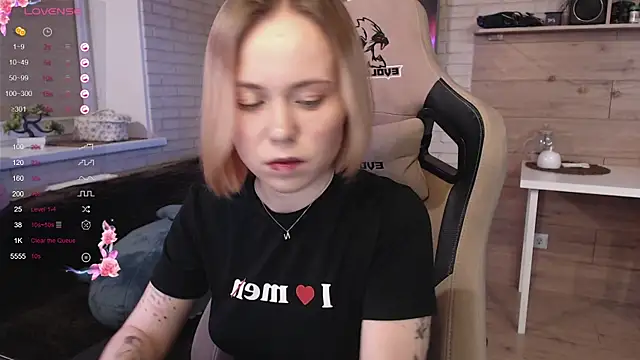 Snapshot of lucy_mirror chatting on October 13, 2025, 9:16 pm lucy mirror online show from October 13, 2025, 9:16 pm