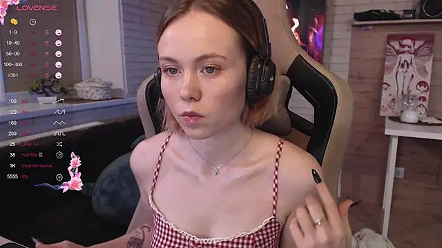 Snapshot of lucy_mirror chatting on October 15, 2025, 9:23 pm lucy mirror online show from October 15, 2025, 9:23 pm