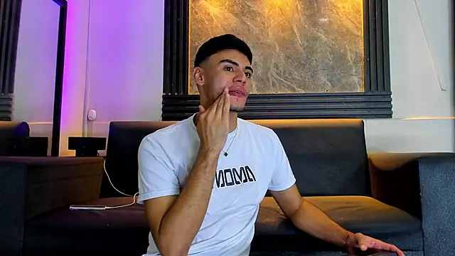 liam genner  online show from December 3, 2025, 8:19 pm