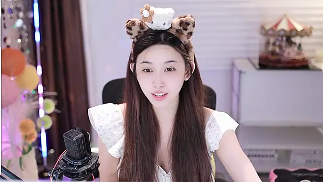 Snapshot of SleepArtist chatting on November 13, 2025, 6:45 pm SleepArtist online show from November 13, 2025, 6:45 pm