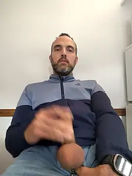 leon3875 online show from December 5, 2025, 3:32 pm