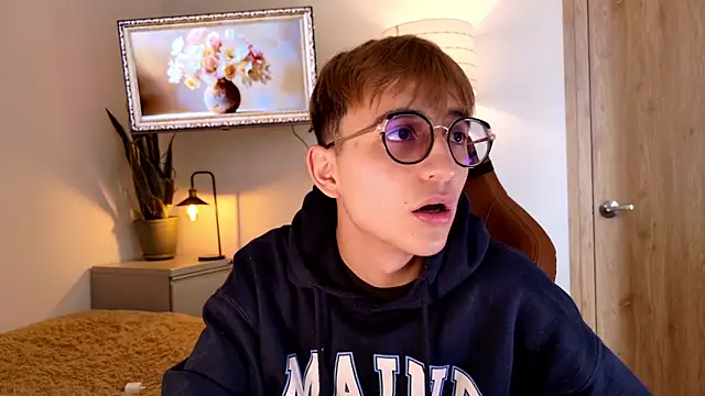 Snapshot of Mr_evan1 chatting on November 18, 2025, 4:43 pm Mr evan1 online show from November 18, 2025, 4:43 pm