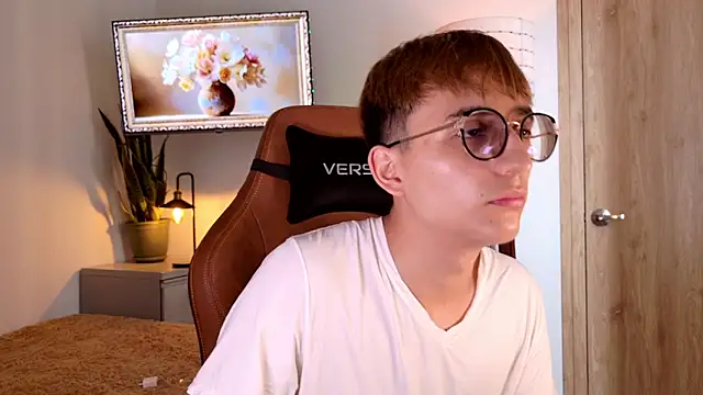 Snapshot of Mr_evan1 chatting on November 13, 2025, 4:00 pm Mr evan1 online show from November 13, 2025, 4:00 pm