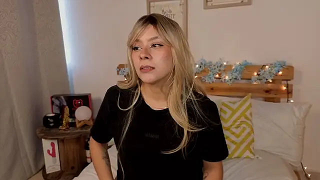 LucyMoanss online show from May 14, 2026, 9:23 pm