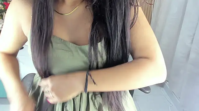 Snapshot of Lili_16 chatting on December 15, 2025, 11:05 am Lili 16 online show from December 15, 2025, 11:05 am