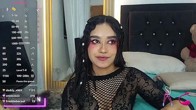 Snapshot of coraline_v chatting on December 5, 2024, 3:55 pm coraline v online show from December 5, 2024, 3:55 pm