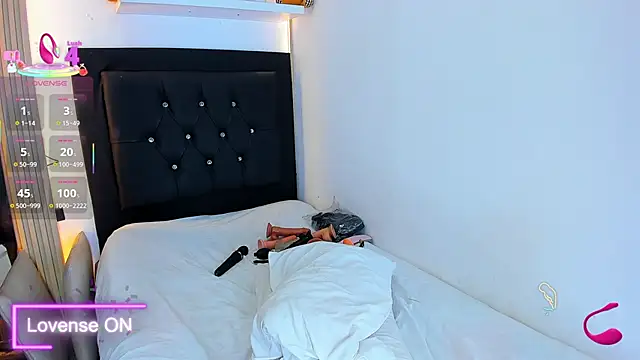 Snapshot of coraline_v chatting on September 9, 2025, 3:05 am coraline v online show from September 9, 2025, 3:05 am