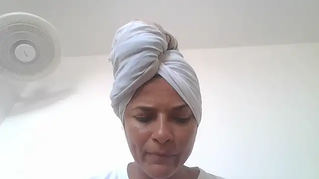 Snapshot of GiveLove1 chatting on November 18, 2025, 1:36 pm GiveLove1 online show from November 18, 2025, 1:36 pm