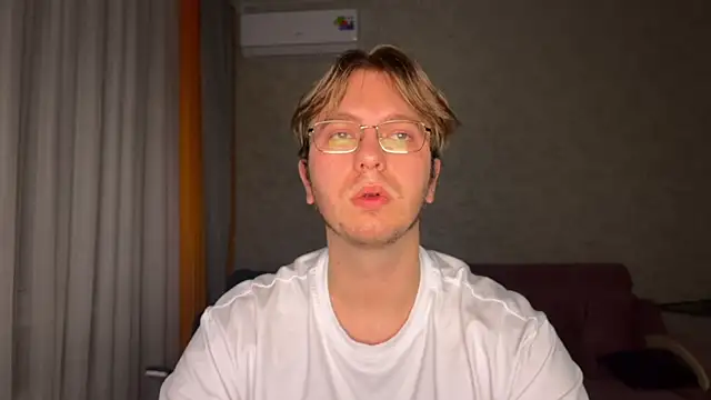 kiopiggy online show from November 30, 2025, 10:10 pm